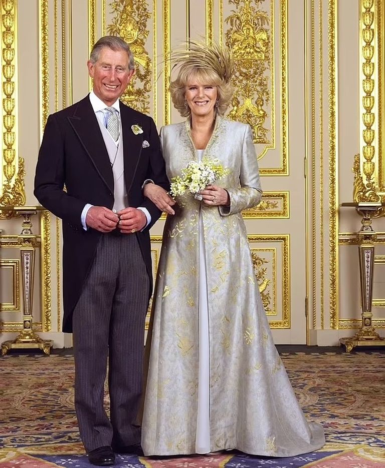 قارئ شفاه يكشف تحذير الملكة الراحلة إليزابيث لكاميلا في زفافها من تشارلز